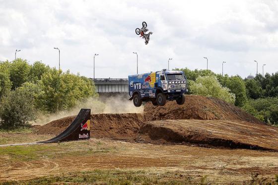 Мотоциклист смог перелететь через парящий КАМАЗ. ФОТО