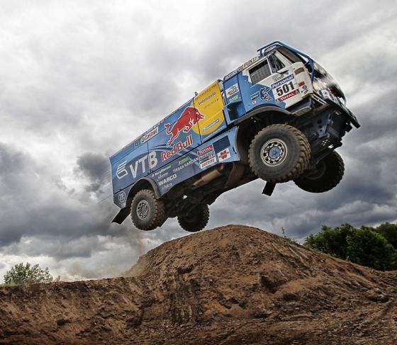 Мотоциклист смог перелететь через парящий КАМАЗ. ФОТО