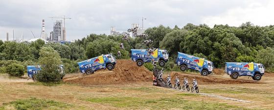 Мотоциклист смог перелететь через парящий КАМАЗ. ФОТО