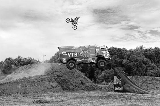 Мотоциклист смог перелететь через парящий КАМАЗ. ФОТО