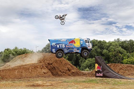 Мотоциклист смог перелететь через парящий КАМАЗ. ФОТО