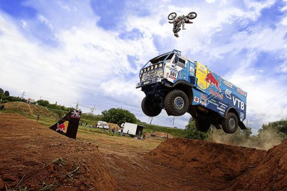Мотоциклист смог перелететь через парящий КАМАЗ. ФОТО