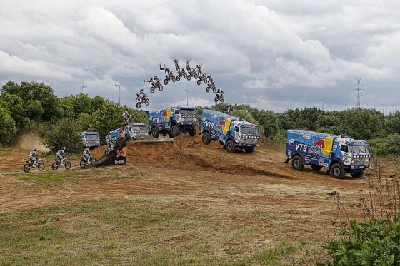 Мотоциклист смог перелететь через парящий КАМАЗ. ФОТО