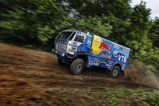 Мотоциклист смог перелететь через парящий КАМАЗ. ФОТО