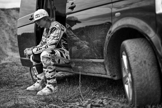 Мотоциклист смог перелететь через парящий КАМАЗ. ФОТО