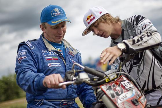 Мотоциклист смог перелететь через парящий КАМАЗ. ФОТО