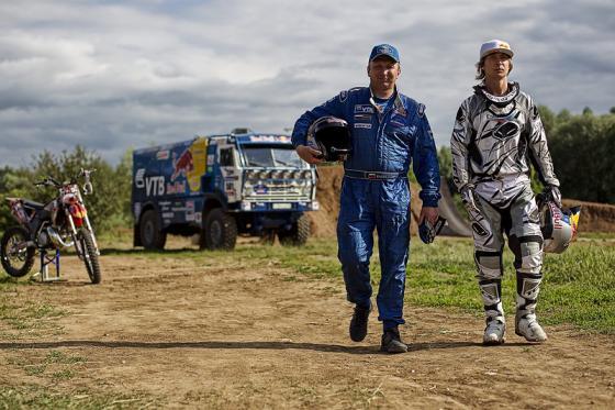 Мотоциклист смог перелететь через парящий КАМАЗ. ФОТО