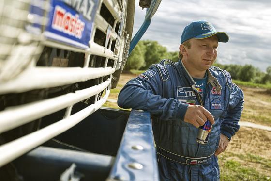 Мотоциклист смог перелететь через парящий КАМАЗ. ФОТО