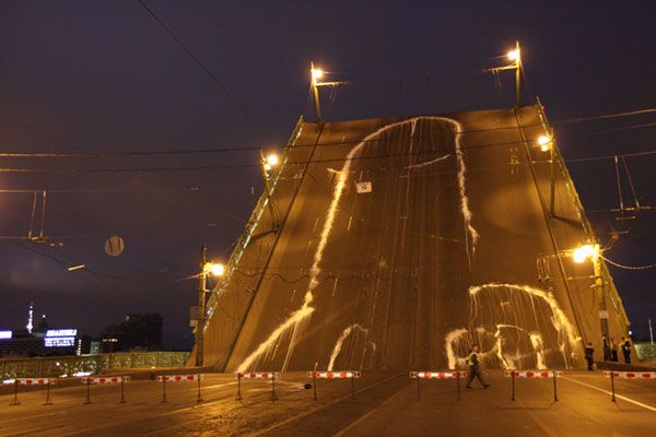 Напротив здания ФСБ нарисовали 65-метровый фаллос. ФОТО