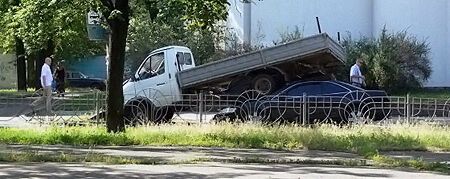 Грузовик "припарковался" на крыше иномарки. ФОТО