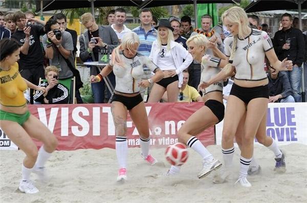 Порноактрисы оригинально поддержали футболистов (фото, видео)