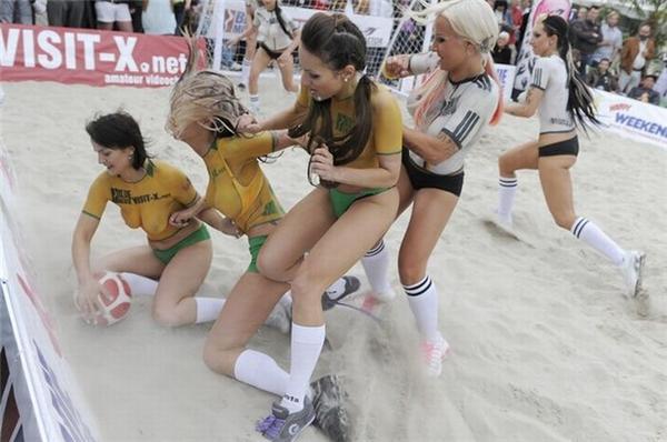 Порноактрисы оригинально поддержали футболистов (фото, видео)