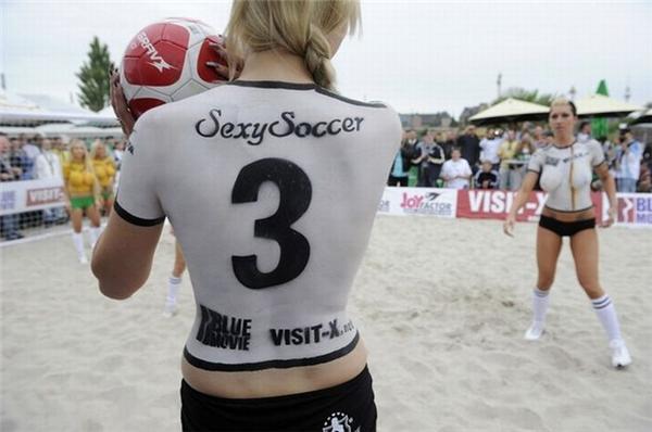 Порноактрисы оригинально поддержали футболистов (фото, видео)