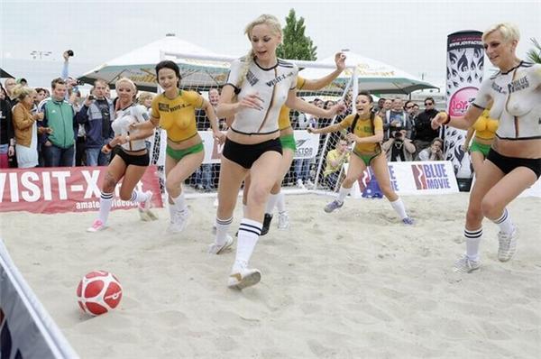 Порноактрисы оригинально поддержали футболистов (фото, видео)