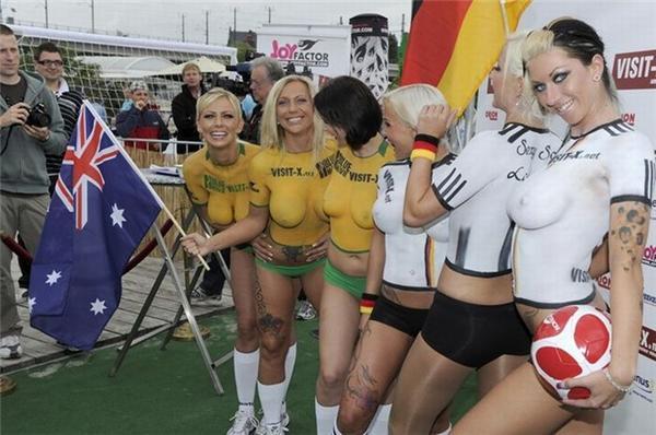 Порноактрисы оригинально поддержали футболистов (фото, видео)