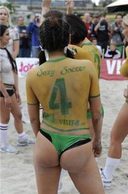 Порноактрисы оригинально поддержали футболистов (фото, видео)