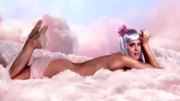 Кэти Перри спрятала груди в розовой пене