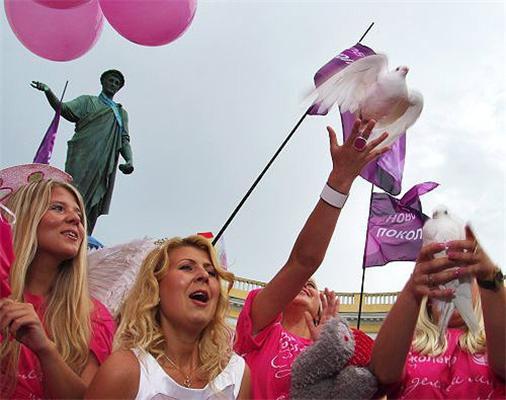 В Одессе провели первый в Украине парад блондинок