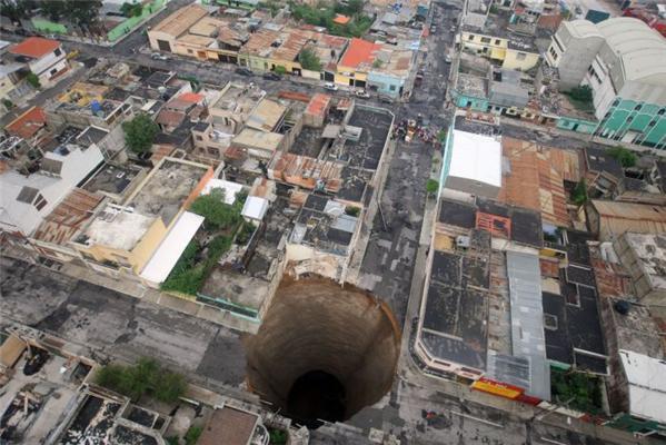 У столиці Гватемали утворилася гігантська воронка