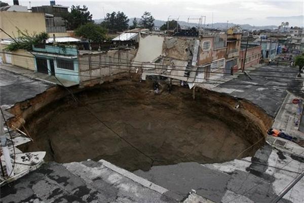 У столиці Гватемали утворилася гігантська воронка