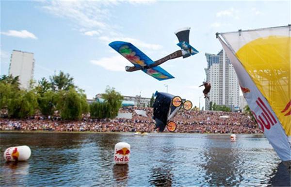 В Киеве состоялся "Red Bull Flugtag" 2010