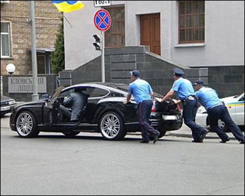 Нардеп на Bentley влетел в ДТП в центре Киева. ФОТО