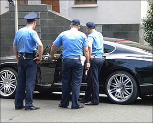 Нардеп на Bentley влетел в ДТП в центре Киева. ФОТО