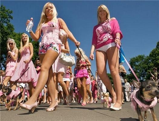 В Риге прошел ежегодный парад блондинок