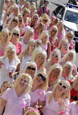 У Ризі пройшов щорічний парад блондинок