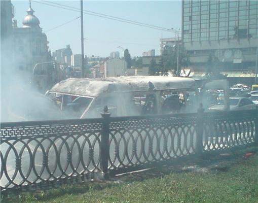 На площади Победы дотла сгорел микроавтобус. ФОТО, ВИДЕО