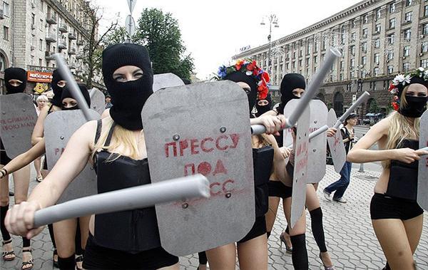 Активістки FEMEN виступили на захист свободи слова