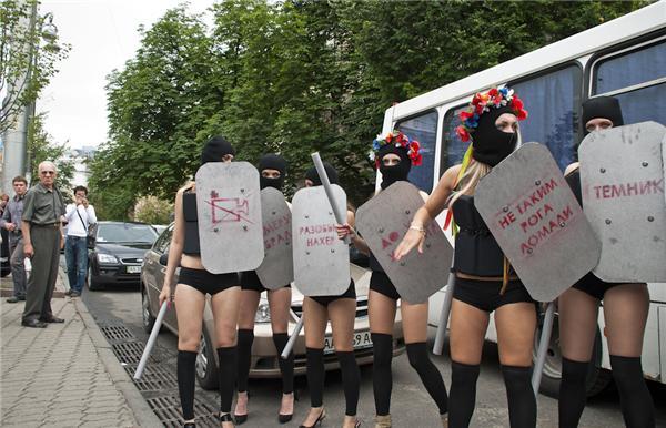 Активистки FEMEN выступили в защиту свободы слова