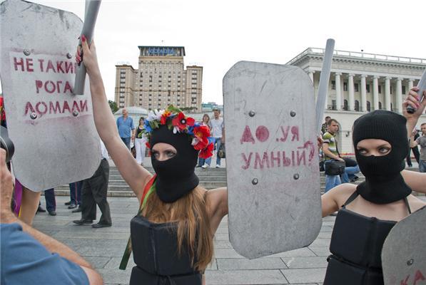 Активістки FEMEN виступили на захист свободи слова