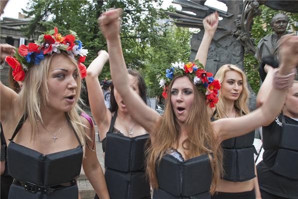 Активистки FEMEN выступили в защиту свободы слова