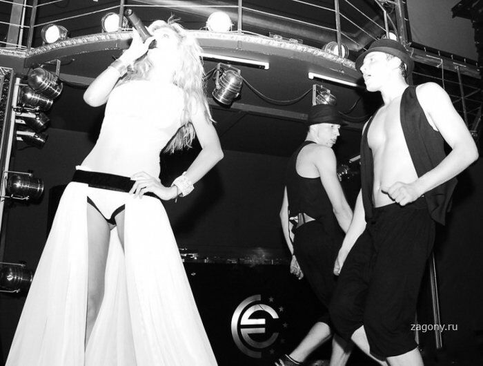 Вера Брежнева: юбка покороче и прозрачный топ 