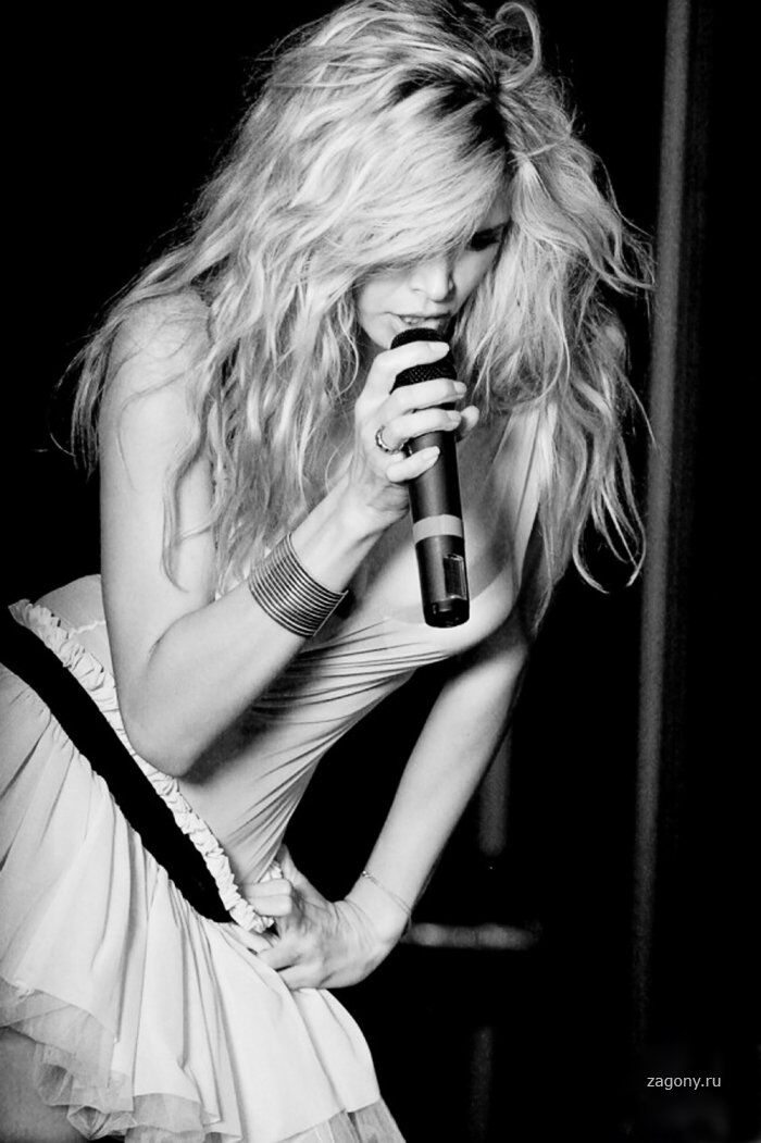 Вера Брежнева: юбка покороче и прозрачный топ 