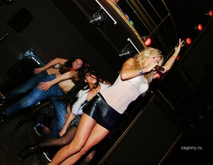 Вера Брежнева: юбка покороче и прозрачный топ 