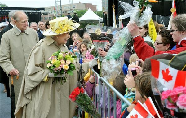 Королева Великобритании отправилась в Канаду