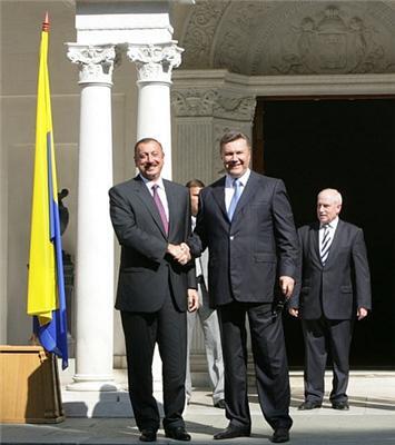 Новый конфуз Януковича - фото на фоне перевернутого флага