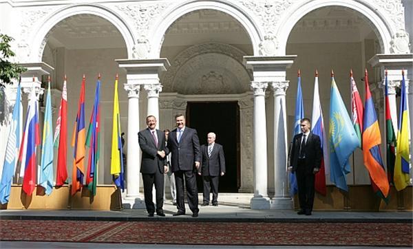 Новый конфуз Януковича - фото на фоне перевернутого флага