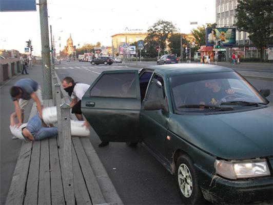 В Питере из машины выбросили человека с ногами в бетоне.ФОТО