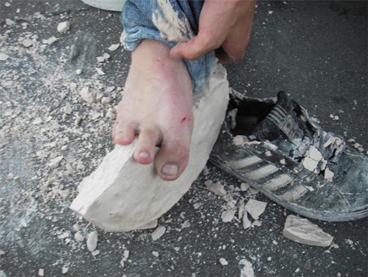 В Питере из машины выбросили человека с ногами в бетоне.ФОТО