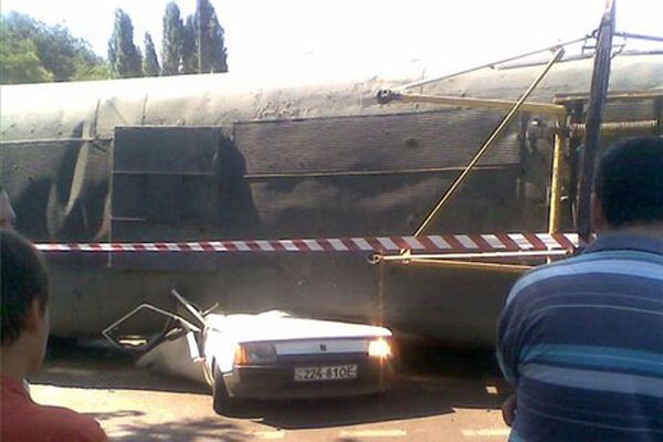 В Одесі трамвай упав на автомобіль, є жертви. ФОТО