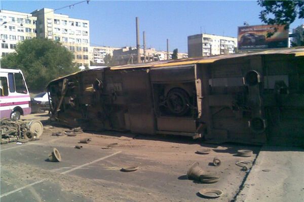 В Одессе трамвай упал на автомобиль, есть жертвы. ФОТО