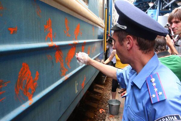 Поїзд Київ-Москва обв'язали помаранчевими стрічками. ФОТО