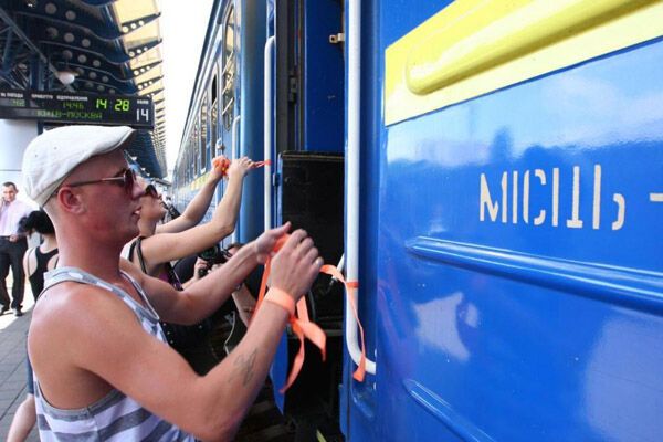 Поїзд Київ-Москва обв'язали помаранчевими стрічками. ФОТО