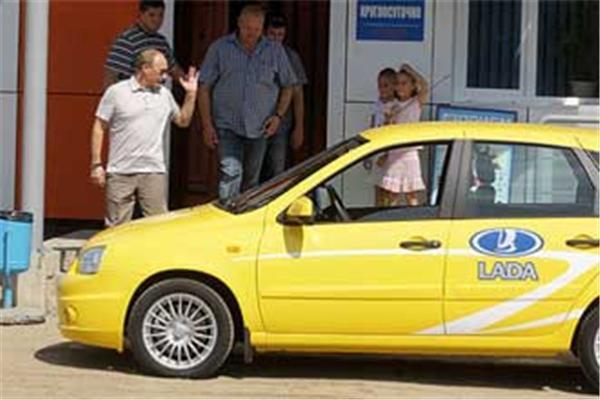 Путин ездит на "Калине" и пьет чай с дальнобойщиками. ФОТО