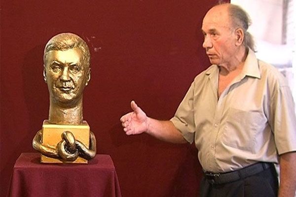 Януковича изобразили с гигантским узлом на шее. ФОТО