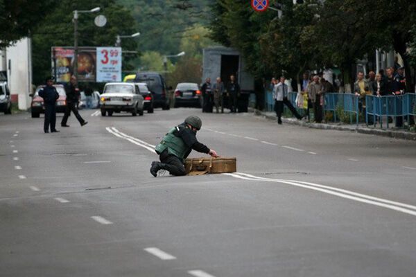 У Житомирі через валізи перекрили центр міста. ФОТО