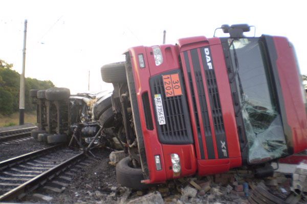 У Донбасі потяг врізався в цистерну. ФОТО